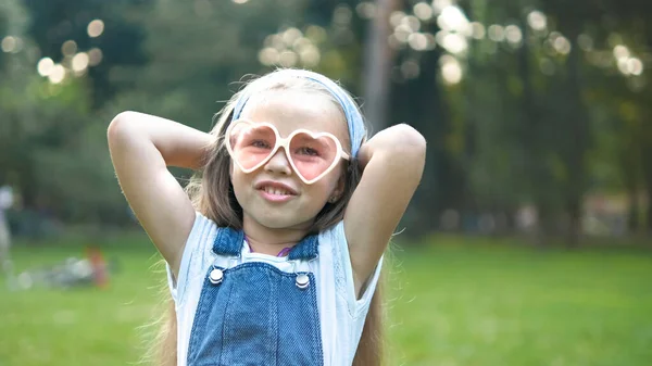 Porträtt Glad Söt Barn Flicka Sommaren Utomhus — Stockfoto