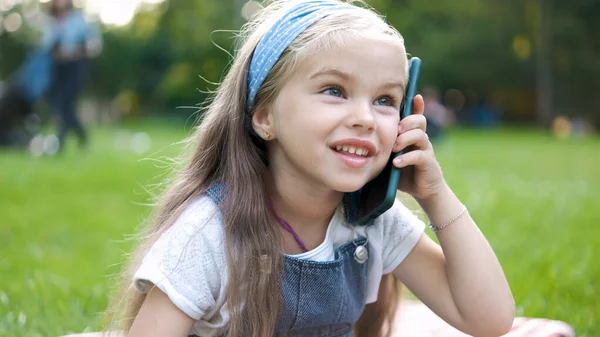 Gadis Cantik Anak Kecil Memiliki Percakapan Telepon Genggamnya Taman Musim — Stok Foto