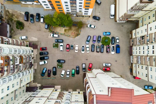 아파트 사이에 주차되어 자동차들 공중에서 보인다 — 스톡 사진