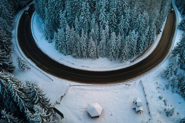 Вид Воздуха Зимний Пейзаж Заснеженными Горными Холмами Извилистой Лесной Дорогой — стоковое фото
