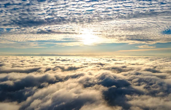 Luftaufnahme Eines Leuchtend Gelben Sonnenaufgangs Über Weißen Dichten Wolken Mit — Stockfoto