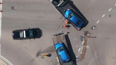 ABD caddesinde hasarlı araba yüklü çekici ile trafik kazası