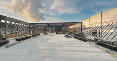 ABD lojistik ve dağıtım endüstrisi gelişimi. Sanayi binasının beton ve metal yapısının inşası.