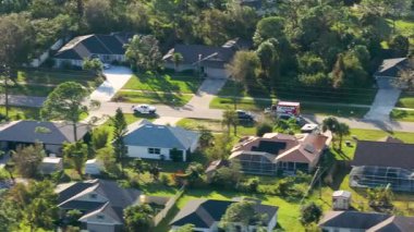 Florida trafiğinde aktif kurtarma görevi sırasında hareket eden itfaiye ekiplerinin hava görüntüsü.