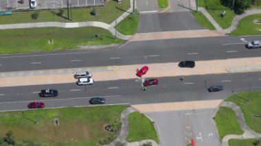 Florida 'da şehir caddesinde araba kazası. Dikkati dağılmış sürüş ve hız sonucu. ABD 'de trafik kazasında acil servis