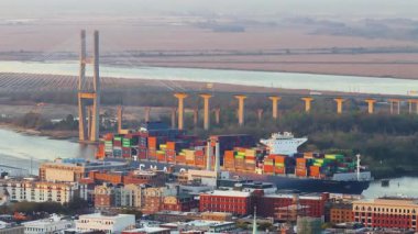 Georgia, Savannah 'daki kargo gemisi. Güney Amerika 'daki tarihi şehir mimarisi. Uluslararası üretim malları sevkiyatı