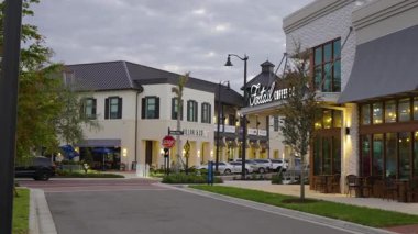 Kuzey Limanı, Florida 'da yürüyen araçlar. Wellen Park şehir merkezinde gün batımında. Şehir merkezindeki ana cadde.