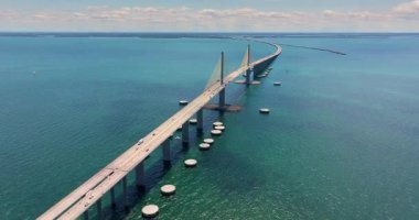 Florida 'daki Tampa Körfezi üzerinde Sunshine Skyway Köprüsü' nde araba sürüyor. Amerika 'da ulaşım altyapısı.