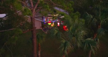 Florida ön bahçesinde yılbaşı ışıkları ve aydınlatılmış süsler. Tropikal iklimde sıcak yeni yıl kutlaması