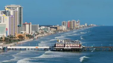 Daytona Sahili, Florida. Şehrin kıyı turizm altyapısı kapsamında çevresindeki lüks oteller ve konutlarla ana cadde iskelesi.