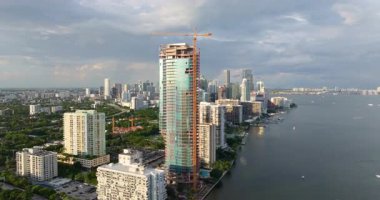 ABD 'de konut büyümesi. Miami, Florida 'da yeni gökdelen inşaatı. Amerikan kentsel bölgesinde ikamet geliştirme. Endüstriyel kule inşaat alanında vinç kaldırıyor