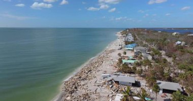 Milton Kasırgası 'nın Florida' daki Manasota Key üzerindeki sonuçları. Deniz kıyısındaki yıkılmış ev. Fırtına şiddetli hasar verdi.