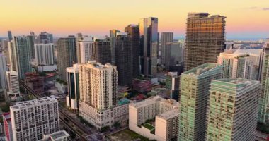 Miami Brickell, Florida, ABD gün batımında. Şehir merkezindeki gökdelen binalarının yukarıdan görünüşü. Ticari finans bölgesiyle Amerikan megapolis