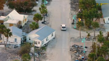 Milton Kasırgası 'ndan sonra Florida' daki Manasota Key Yolu 'nda enkaz yığınları var. Şiddetli hasar gören evlerin atıkları. Doğal afetin sonuçları.