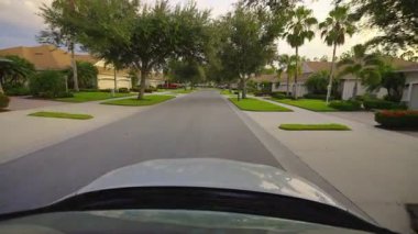 Florida 'daki evler arasında Amerikan caddesinde giden bir araba. Ulaşım kavramı