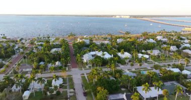Punta Gorda, Florida. Eski tarihi mimarisi olan panoramik şehir manzarası. Aile seyahatleri için popüler bir turizm merkezi