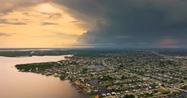 Florida kırsalında yaz fırtınası sırasında sağanak yağmur bulutları yağar.