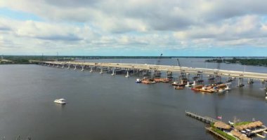 Amerikan karayolu köprüsündeki yol çalışması şantiyesi. Florida, Ellenton 'daki Manatee Nehri' ni geçen J D Young Memorial Köprüsü 'nden geçen araçlar için altyapı genişliyor.