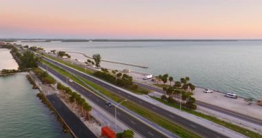 Karavan kampçıları gün batımında Tampa Bay, Florida 'daki Sunshine Skyway Köprüsü' nün yakınına park etmişler. Amerika 'da ulaşım altyapısı