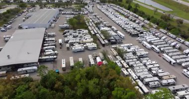 Florida 'da satılık kamp karavanları olan bir karavan satıcısı.