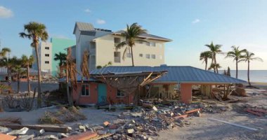 Fırtına, kasırga sonrası okyanus kıyısındaki konut evlerinde şiddetli hasara yol açıyor. Florida 'da doğal afet sonuçları