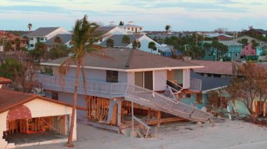 Fırtına, kasırga sonrası okyanus kıyısındaki konut evlerinde şiddetli hasara yol açıyor. Florida 'da doğal afet sonuçları