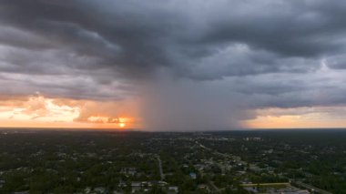 Florida 'da tropik yaz fırtınası. Şiddetli yağış ve nemli hava ile kırsal kesimde kara bulutlar dolaşıyor..