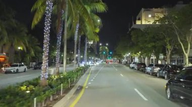 Amerikan Ulaşım Konsepti. Geceleri Miami Beach Caddesi 'ndeki Washington Bulvarı' nda araba sürüyor. Florida yolu trafiği hareketli