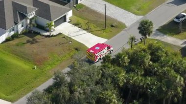 Florida trafiğinde aktif kurtarma görevi sırasında hareket eden itfaiye ekiplerinin hava görüntüsü.