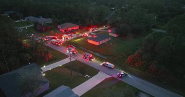 Gece vakti özel evdeki yangın tehlikesini araştıran ilk ekipler. Florida yerleşim yerindeki karbon monoksit kazasına acil servis personeli cevap veriyor.
