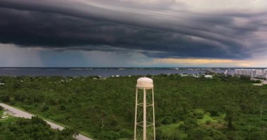 Florida 'da Charlotte Harbor su kulesi yakınlarında sağanak yağış var. Mevsimsel fırtına hareketli ve değişen fırtına bulutları