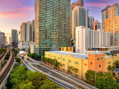 Miami, Florida, ABD 'nin modern şehir merkezinden geçen tren raylarının hava görüntüsü. Altın saatinde demiryolu üzerinde yüksek binalar.