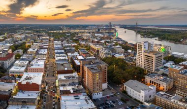 Savannah, Georgia 'nın havadan görünüşü. Amerikan şehri tarihi mimarisi. ABD geceleri panoramik şehir manzarası.