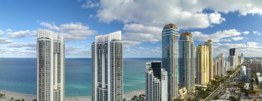 Atlantik Okyanusu kıyısındaki lüks otelleri ve apartmanları olan Sunny Isles Beach şehrinin hava manzarası. Güney Florida 'daki Amerikan turizm altyapısı.