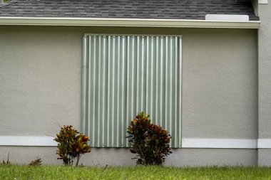Florida 'daki evin kasırga koruması için panjurlu pencereleri var. Doğal afetten önce koruyucu tedbirler.