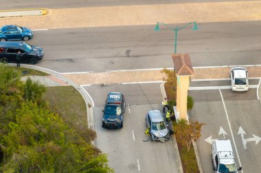 Florida 'da otoyolda araba kazası. Acil servis personeli ABD 'de şehir caddesinde araba kazası kurbanlarına yardım ediyor..