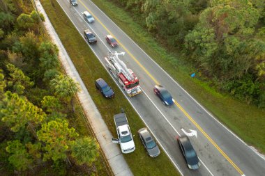 Amerikan caddesindeki kaza yerine yardım eden ilk müdahale ekipleriyle trafik kazası. ABD 'de trafik kazası..