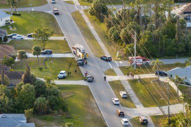 Amerikan caddesindeki kaza yerine yardım eden ilk müdahale ekipleriyle trafik kazası. ABD 'de trafik kazası..
