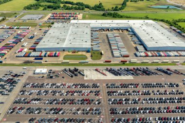 Otomotiv fabrikasının otoparkında park edilmiş arabalar satışa hazır..