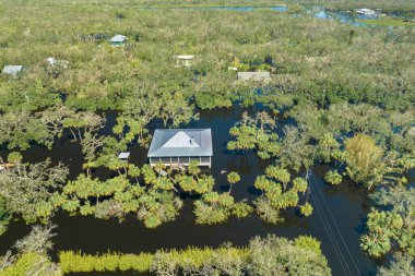 Doğal afetin sonuçları. Florida yerleşim bölgesindeki Ian kasırgasından sonra evlerin etrafını su basmış..