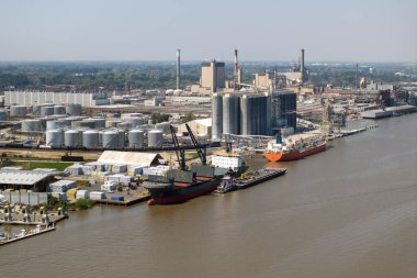 Savannah, Georgia 'daki tersanede lüks yatlar inşa ediliyor. Deniz gemilerinin montajı.