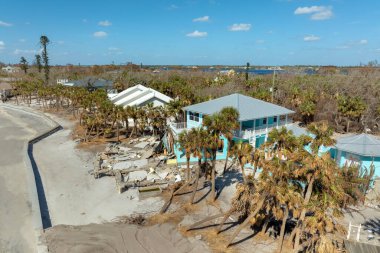 Okyanus kıyısındaki yıkılmış evler. Milton Kasırgası 'nın sonuçları Englewood, Florida' da. Fırtına şiddetli hasar verdi..