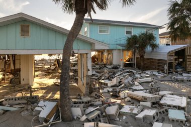Okyanus kıyısındaki yıkılmış evler. Milton Kasırgası 'nın sonuçları Englewood, Florida' da. Fırtına şiddetli hasar verdi..