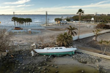 İngiltere, Florida 'daki Manasota Key' de Milton Kasırgası 'ndan sonra sığ körfez sularında tahrip edilen yat alabora oldu..