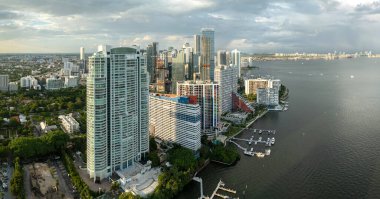 Miami Brickell 'in şehir merkezi, Florida, ABD. Modern Amerikan megapolis 'indeki deniz manzaralı gökdelen binaları..