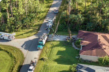 Florida 'da kasırga sonrası elektrik kesintisi. Elektrik işçileri hasar gören elektrik hatlarını onarıyor.
