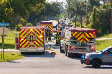 Florida yerleşim yerindeki karbon monoksit kazasına acil servis personeli cevap veriyor. Özel evin yangın tehlikesini araştıran ilk ekipler..