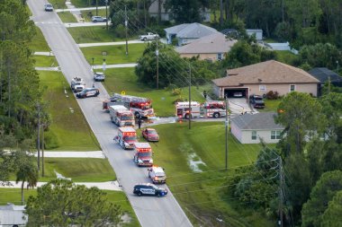 Florida yerleşim yerindeki karbon monoksit kazasına acil servis personeli cevap veriyor. Özel evin yangın tehlikesini araştıran ilk ekipler..