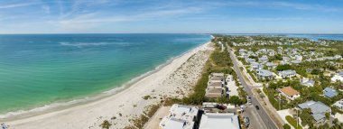 Meksika Körfezi kıyısındaki yeşil palmiye ağaçları arasında pahalı malikaneler Gasparilla Adası 'ndaki Boca Grande adlı küçük bir kasabada, ABD' nin güneybatısında. Zengin sahil manzaralı bir yer..