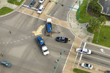 İlk müdahale ekipleri araba kazası alanına yardım ediyor. Çekici kamyonu kaza yapmış. Amerikan caddesindeki trafik kazasına acil servis..